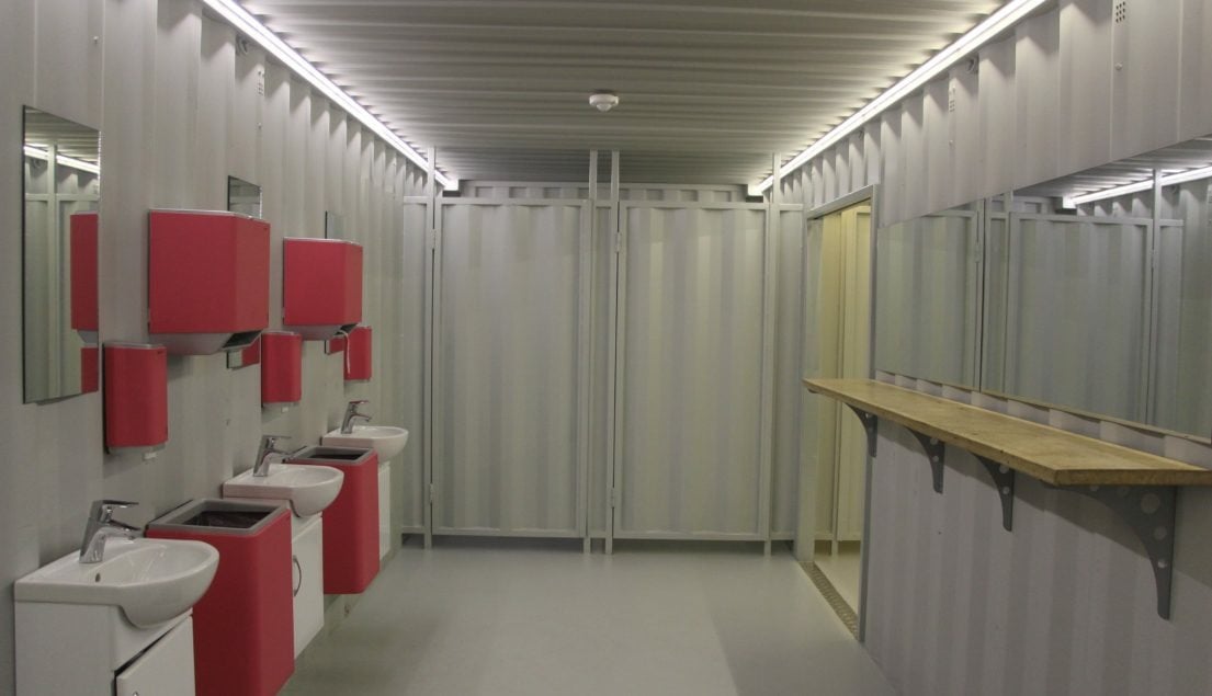 Indretning af container til omklædning og toilet