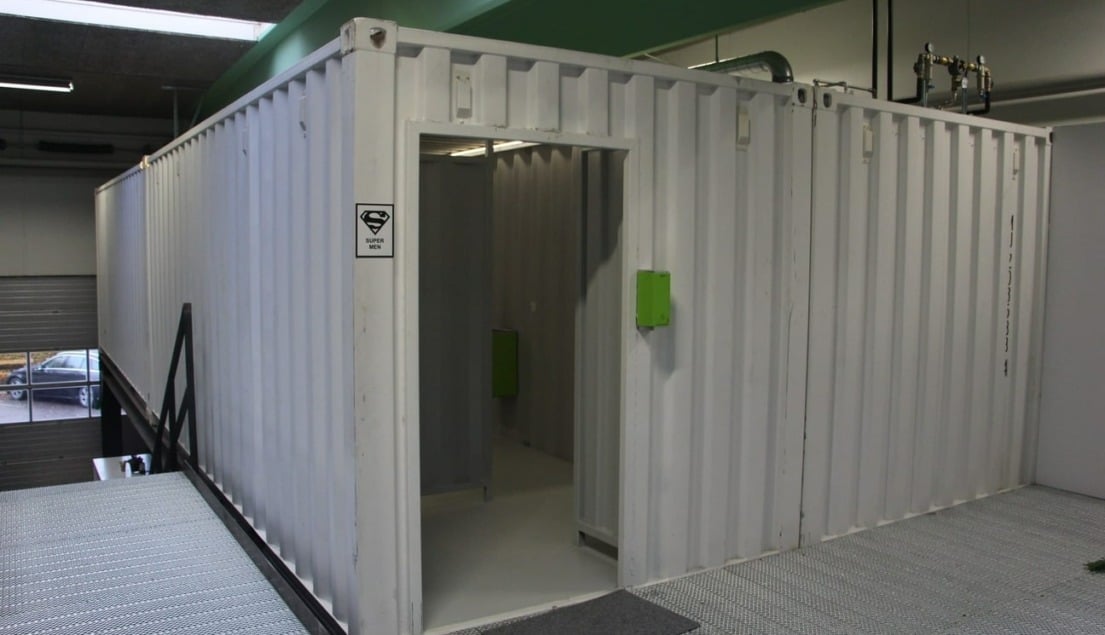 Indretning af container til omklædning og toilet