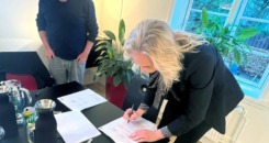 Tina Ruskjær underskriver dokument